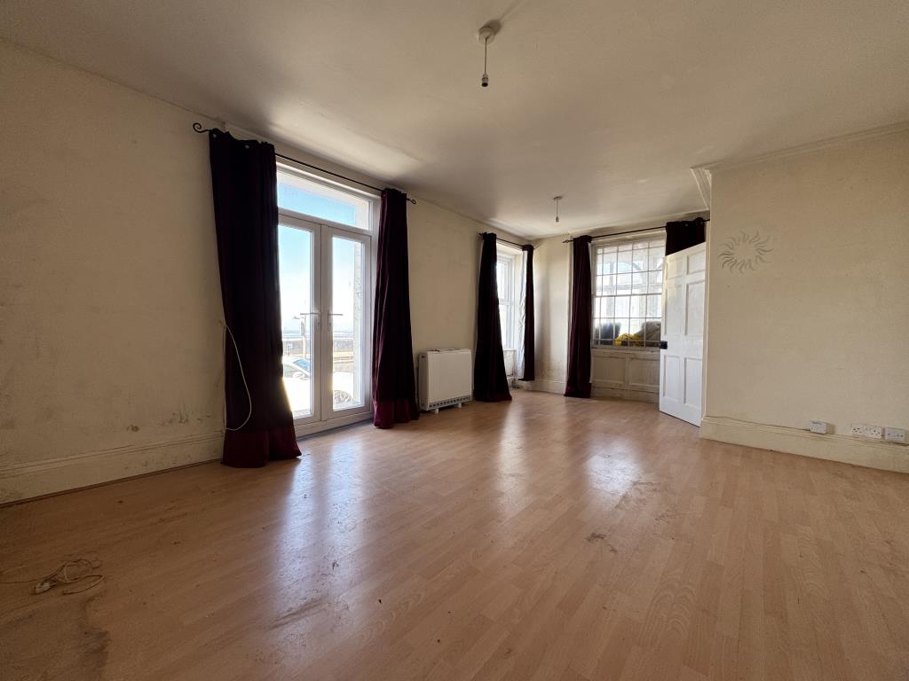Lot: 34 - MIXED USE PROPERTY WITH SEA VIEWS - Spacious Sitting Room to Flat A